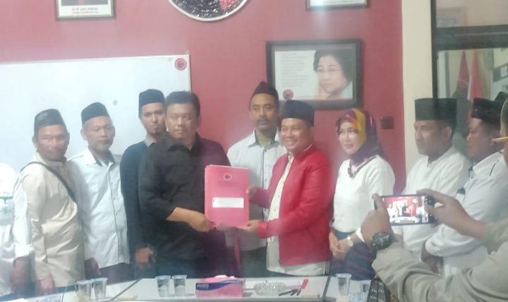 Dokter Sukma saat mendaftar calon bupati Kediri di Kantor DPD PDIP Jatim Surabaya, Sabtu malam (14/9/2019). foto: BANGSAONLINE/ Didi Rosadi