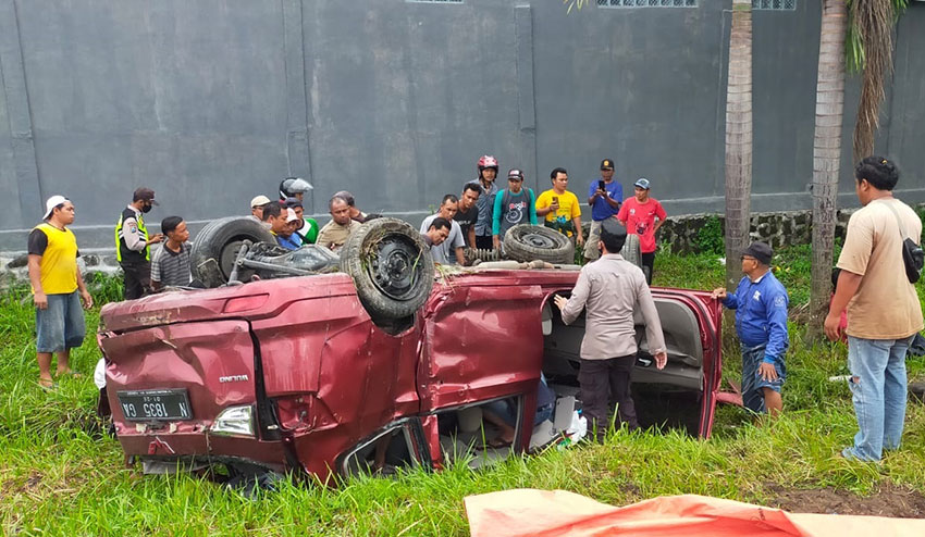 Kondisi mobil yang disambar KA Rapih Dhoho di Dusun Ngreco, Desa Rembang, Kecamatan Ngadiluwih, Kabupahen Kediri.