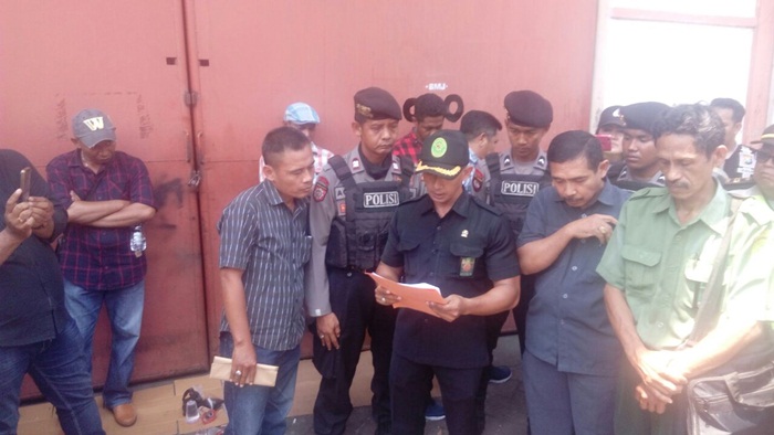 Pengadilan Negeri Sidoarjo mengeksekusi bangunan yang terletak di kompleks pergudangan Meko Abadi Blok C 30 Jalan Raya Ketajen, Desa Wedi, Gedangan, Sidoarjo, Selasa (10/4).
