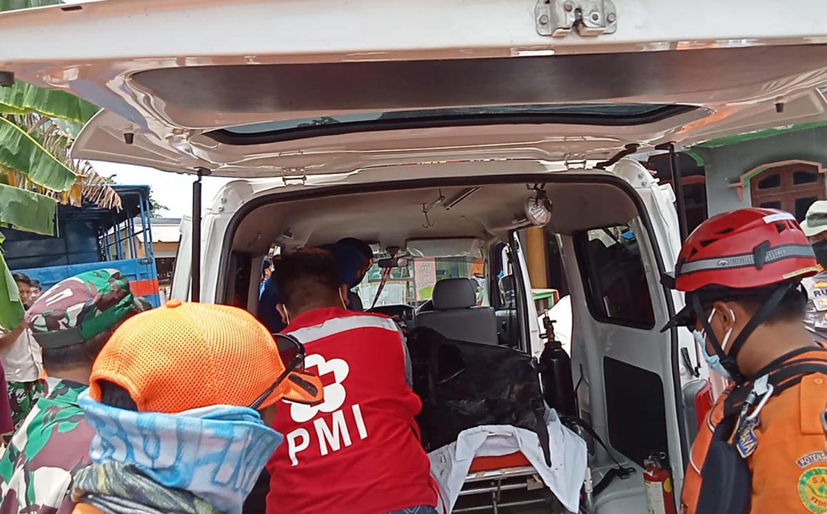 Tim ambulans PMI saat mengevakuasi jenazah korban ke RSUD Koesma Tuban.