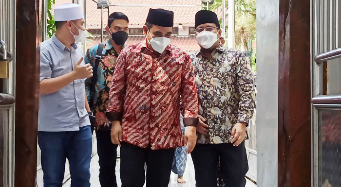 Sekjen Partai Gerindra, H. Ahmad Muzani, didampingi Ketua DPD Partai Gerindra Jatim, Anwar Sadad, usai ziarah ke Makam Sunan Ampel, Surabaya. Foto: Ist
