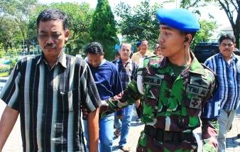 Anggota POMAL mengamankan para pelaku jasa angkut ilegal, kemarin. foto: Dya Ayu Wulansari/BANGSAONLINE