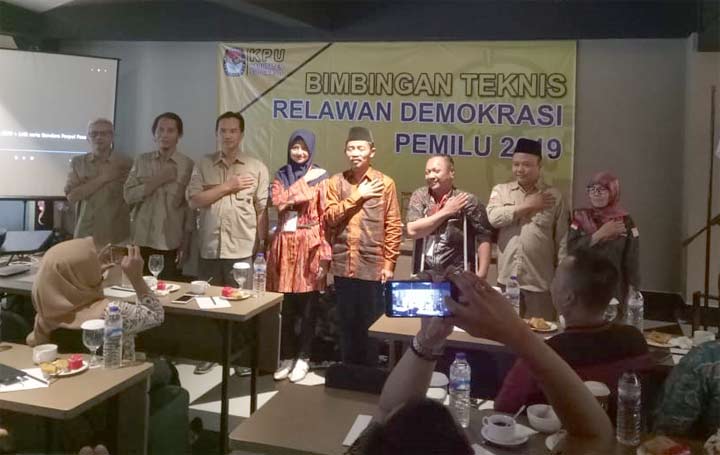 SIAP BERGERAK: Relawan Demokrasi bersama komisioner KPU Sidoarjo saat Bimtek, di Hotel Luminor, Sidoarjo, Jumat (25/1) malam. foto: ist