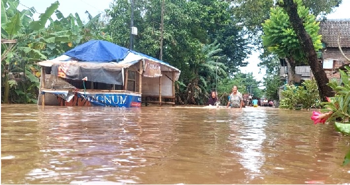 Banjir di Desa Kademangan, Kecamatan Mojoagung, Jombang akibat hujan deras yang melanda wilayah tersebut, Kamis (11/3).