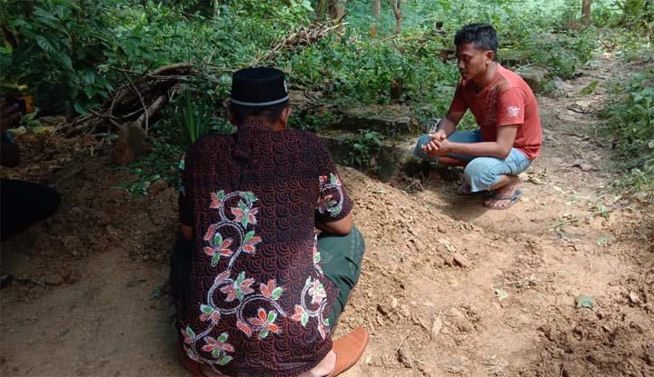 Pemakaman Muhammad Sali (59) yang tidak jauh dari rumahnya.