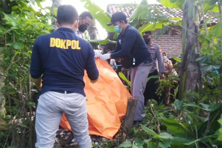 Petugas saat mengevakuasi jasad bayi di sebuah parit di Desa Metesih, kecamatan Jiwan, Kabupaten Madiun, Jawa Timur, Selasa (29/3) 