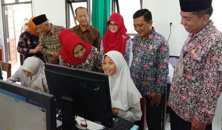 Wali Kota Mojokerto Ika Puspitasari dan Kadispendik Amin Wachid ketika sidak ruang TIK SMPN 4. Wali Kota melihat kesiapan infrastruktur sekolah. foto: YUDI EP/ BANGSAONLINE