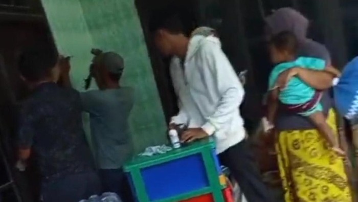 Tangkap layar video viral saat sejumlah orang memasang palang kayu untuk menyegel rumah eks Sekdes Asemraja, Kabupaten Samapng
