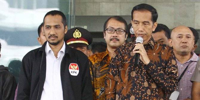 Jokowi saat mendatangi KPK. Ia tampak didampingi Ketua KPK Abraham Samad. Foto: merdeka.com
