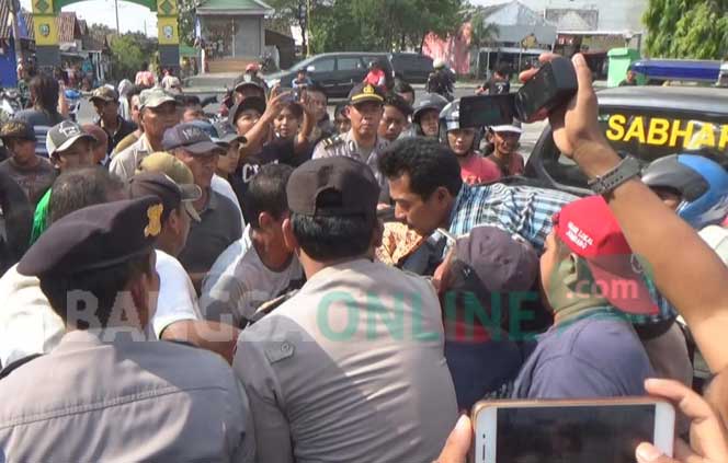 Korban saat dievakuasi petugas bersama warga. foto: RONY S/BANGSAONLINE
