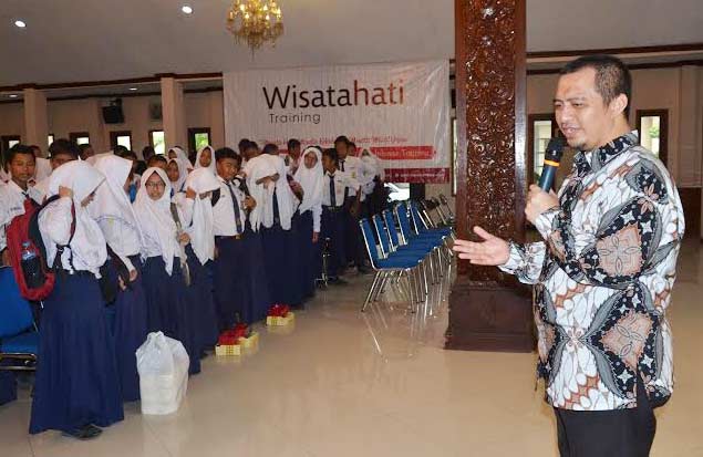 Direktur Wisata Hati Business School yang juga anak dari Bupati Fadeli, Deddi Nordiawan. foto: nurqomar/ BANGSAONLINE
