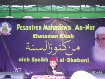 KH Imam Ghazali Said, pengasuh  Ponpes An-nur Wonocolo saat membacakan bagian akhir kitab Min Kunuzis Sunnah. Foto:istimewa
