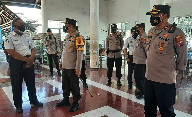 Polresta Banyuwangi memberikan pelayanan rapid test antigen gratis khusus untuk sopir logistik. (foto: ist)