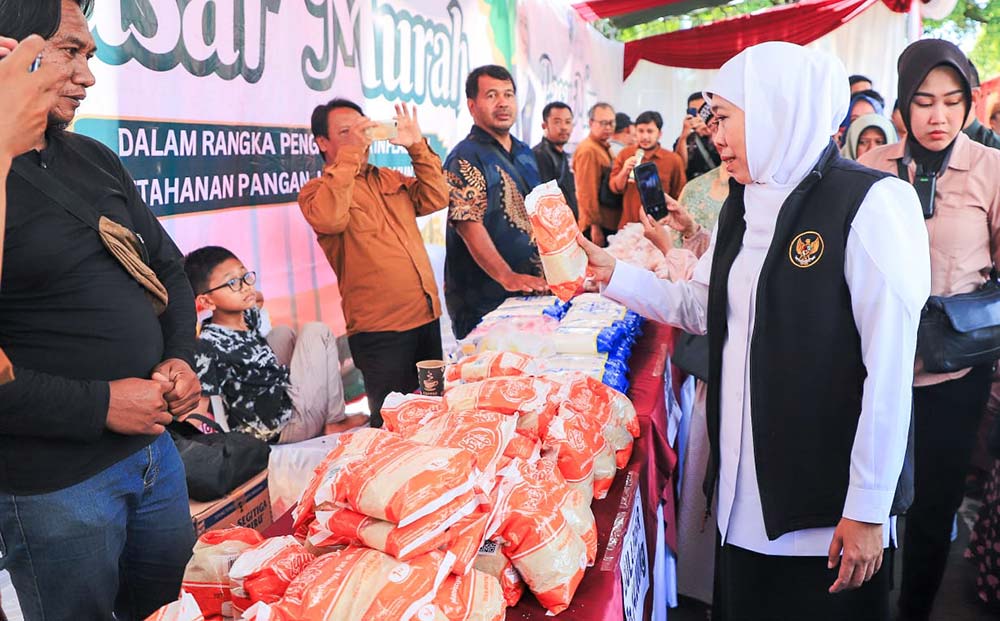 Gubernur Jawa Timur Khofifah Indar Parawansa saat meninjau pasar murah di Pendopo Kabupaten Sumenep, Sabtu (23/8/2025).