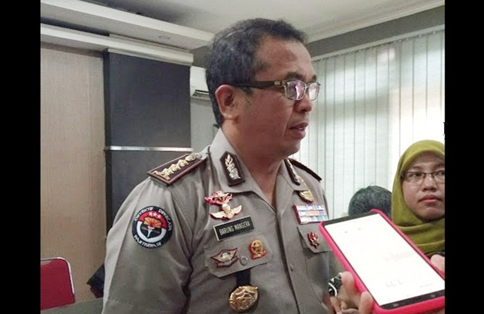 Kabid Humas Polda Jatim Kombes Pol Barung Mangera saat dimintai keterangan.