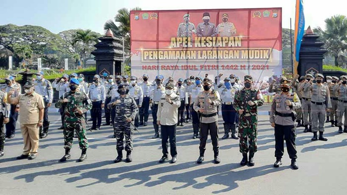 Bupati Malang, Drs. H. M. Sanusi, M. M., memimpin Apel Gelar Pasukan Operasi Ketupat Semeru 2021 yang dilaksanakan pada Rabu (5/5) pagi di halaman Polres Malang, Kepanjen, Kabupaten Malang.