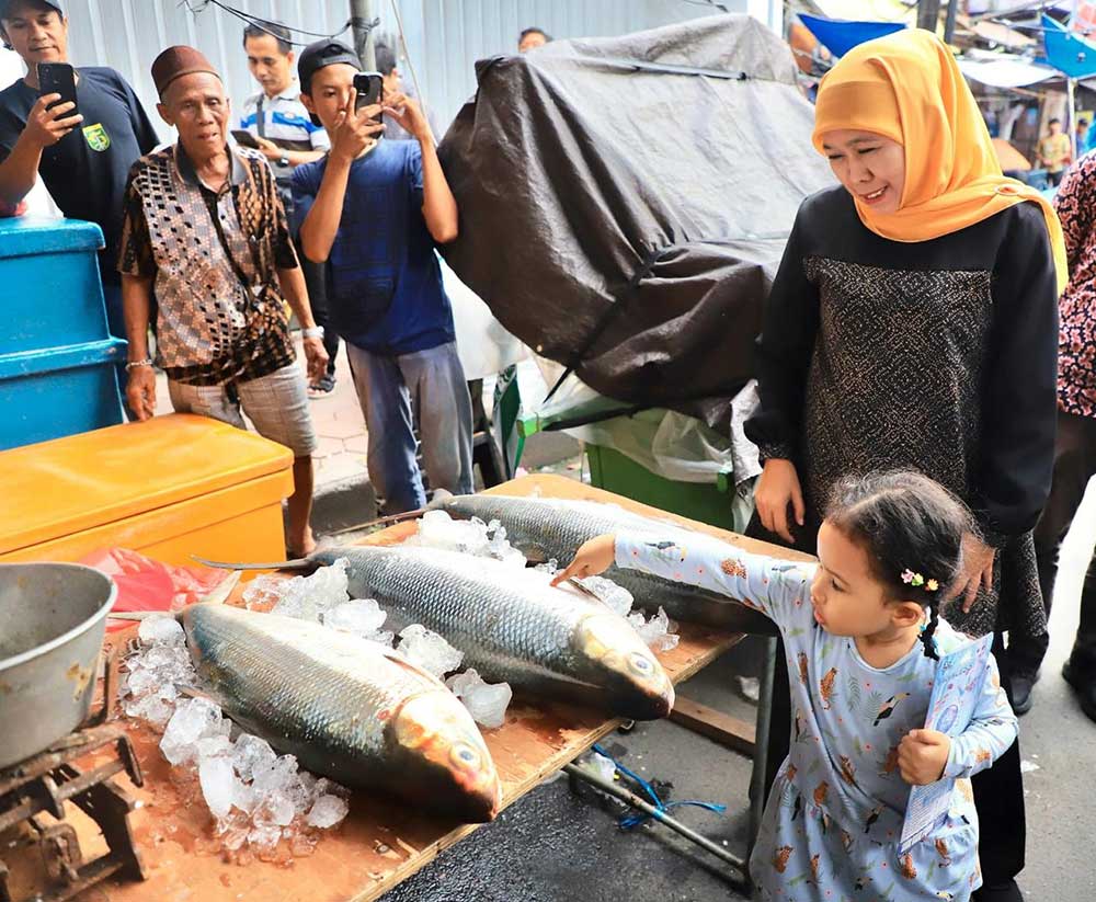 Gubernur Khofifah bersama cucunya, Aila saat berkunjung ke Pasar Bandeng Gresik. (Ist)