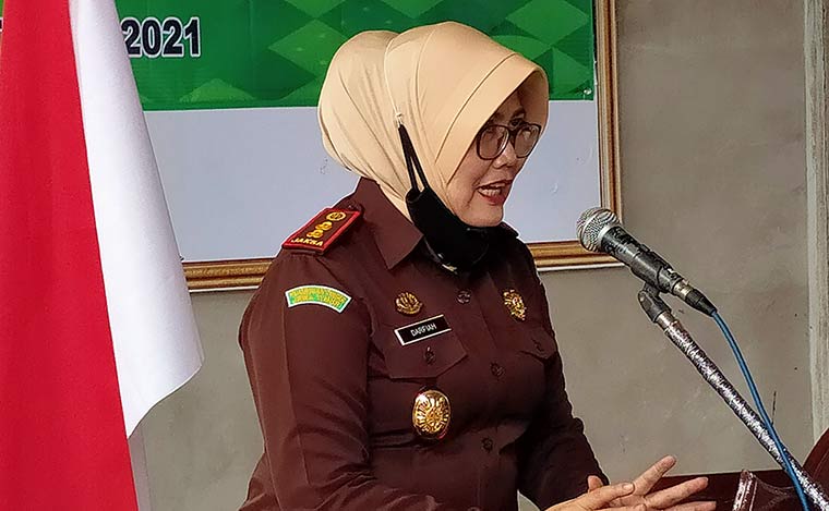 Darfiah S.H., Kajari Trenggalek saat memberikan sambutan dalam launching Pelayanan Terpada Keliling.