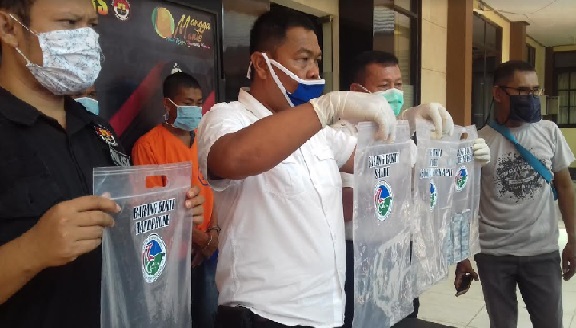 Kasatnarkoba Polres Probolinggo, AKP Suharsono menunjukkan barang bukti.