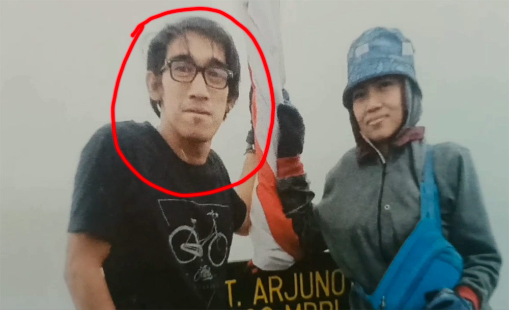 Korban Muhammad Naam Kurniawan saat foto di Puncak Ogal-Agil Gunung Arjuno.