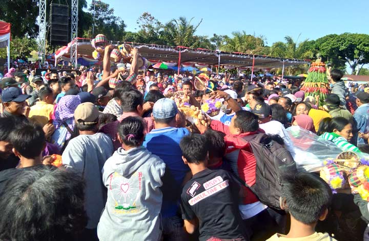 Ribuan warga berebut berkah Bolu Rahayu di Alun-Alun Kabupaten Magetan. foto: ANTON/ BANGSAONLINE