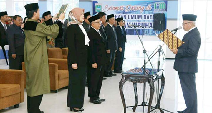 Wakil Bupati Malang Sanusi saat melantik dua direksi PDAM.