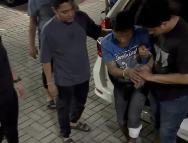 Pelaku saat digelandang anggota Tim Macan Giri ke Mapolres Gresik