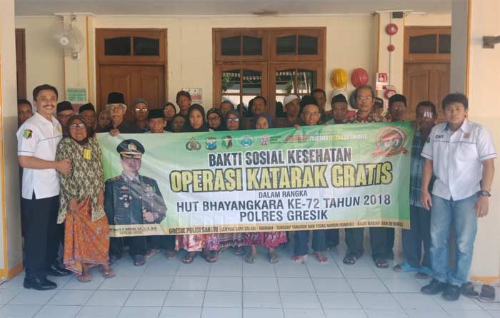 Para peserta operasi katarak gratis yang diadakan Polres Gresik. foto: ist