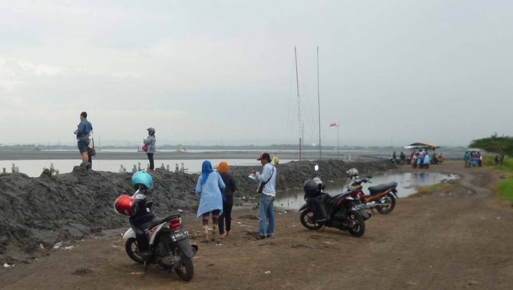 Wisatawan di lumpur panas Lapindo sedang menikmati suasana sambil berfoto-foto sebagai kenangan. foto: Agus/BangsaOnline