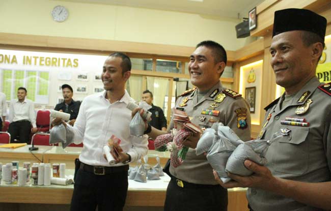 Petugas saat menunjukkan barang bukti berupa bahan baku untuk membuat mercon di Mapolres Blitar Kota. foto: TRI SUSANTO/ BANGSAONLINE