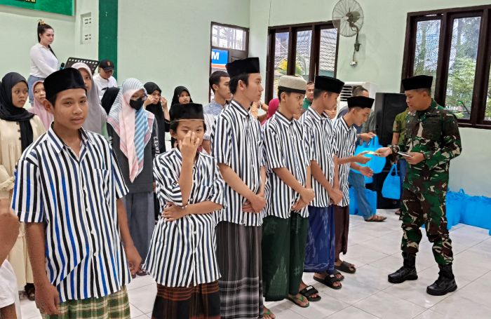 Dandim 0809/Kediri Letkol Inf Ragil Jaka Utama saat membagikan santuan kepada anak yatim. Foto: Muji Harjita/BANGSAONLINE