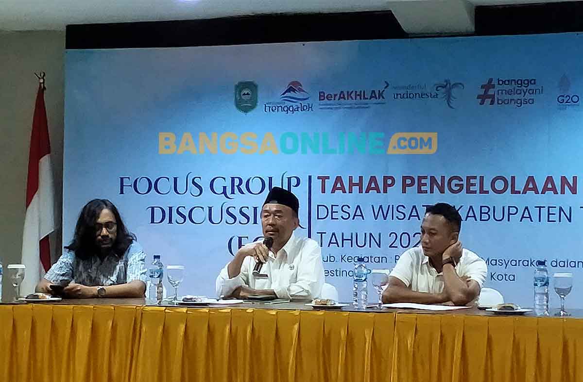 Kepala Disparbud Trenggalek, Sunyoto (tengah), saat memberi sambutan. Foto: HERMAN SUBAGYO/BANGSAONLINE