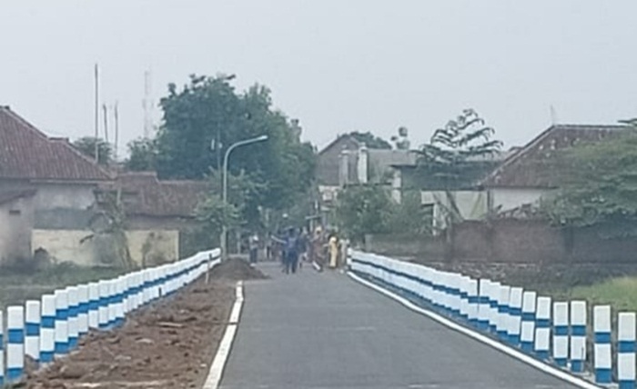 Kondisi jalan tembus Krapyak yang tidak selesai tepat waktu.