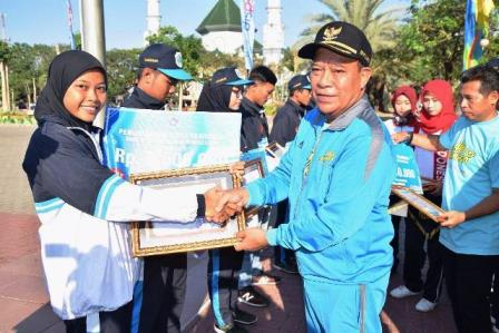 Bupati Fadeli menyerahkan bonus pada atlet beprestasi. Bonus itu diharapkan bisa jadi penyemangat untuk terus berprestasi.