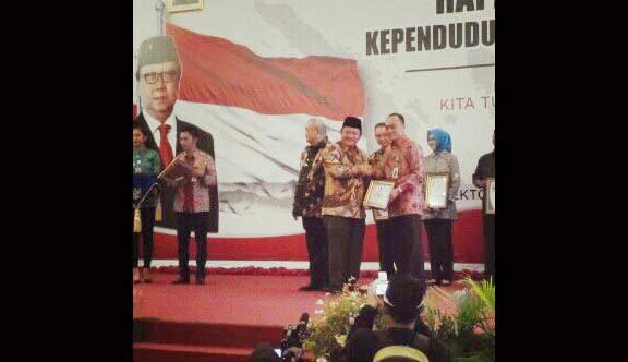 TAMBAH PRESTASI: Bupati Sidoarjo H Saiful Ilah saat menerima penghargaan Pelayanan Kependudukan, di Palembang, Sumatera Selatan, Rabu (30/3/2016) malam. foto istimewa
