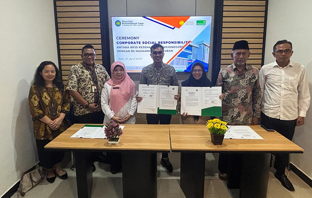 Penandatanganan kerja sama antara Kepala BPJS Kesehatan Bojonegoro dan Direktur RS Muhammadiyah Tuban terkait Program Donasi Kepesertaan JKN bagi warga sekitar, disaksikan langsung oleh Plt Kepala Dinkes Tuban.