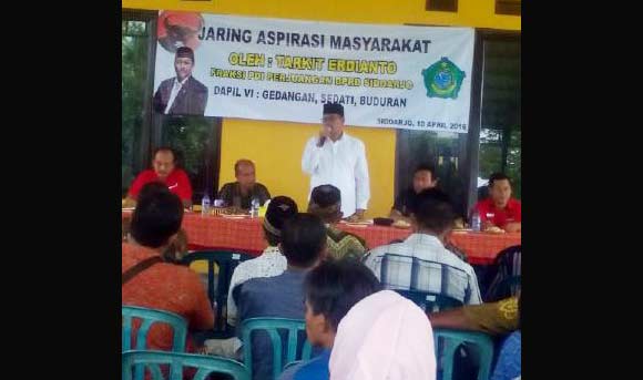 TAMPUNG ASPIRASI" Anggota DPRD Sidoarjo asal PDIP saat menggelar reses, di Gedung Serbaguna, di Desa Semambung Kecamatan Gedangan, Minggu (10/4). foto: musta’in/ BANGSAONLINE