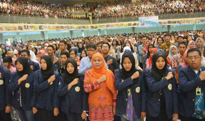 Gubernur Jatim Khofifah Indar Parawansa dalam suatu acara bersama para mahasiswa. foto: istimewa