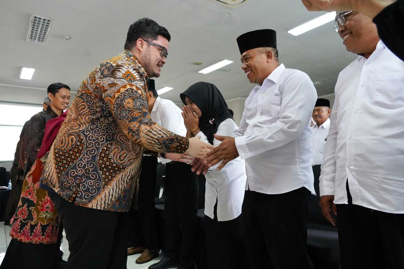 Bupati Kediri Hanindhito Himawan Pramana saat menyalami pengurus FKUB Kabupaten Kediri yang baru dikukuhkan. (Ist).