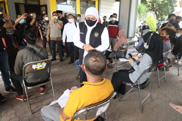 Gubernur Jawa Timur Khofifah Indar Parawansa saat melakukan peninjauan kegiatan vaksinasi yang diselenggarakan di Universitas Negeri Jember (Unej), Sabtu (31/7). foto: bangsaonline.com