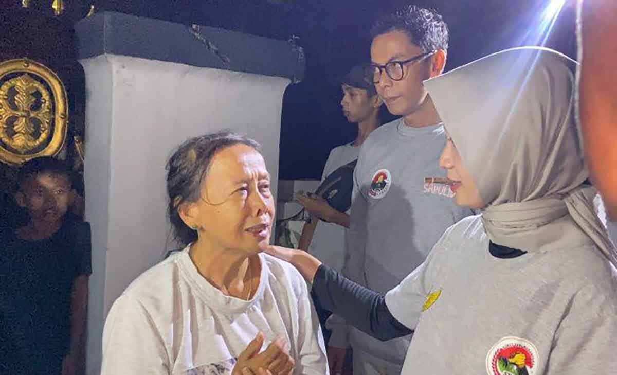 Ketua Harian Relawan Suket Teki Nusantara, Vinanda Prameswati, saat bertemu dengan salah satu korban puting beliung. Foto: Ist