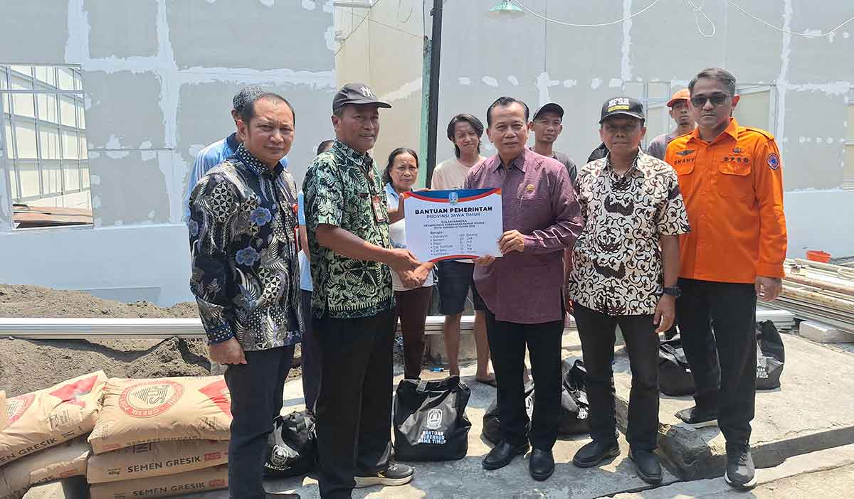Penyerahan bantuan dari BPBD dan DPRD Jatim untuk korban kebakaran di Jemursari, Surabaya.