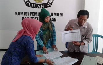 Miftah saat ke kantor KPU tuban menanyakan salinan DIPA KPU dan RAB KPU dana pemilukada 2015 dan ditemui komisioner KPU tuban, Yayuk Agus Dwi Setyorini. (foto: suwandi/BANGSAONLINE)