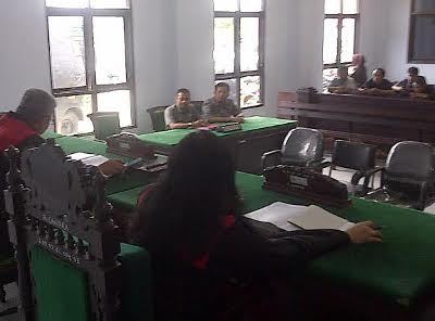 Kursi tergugat masih kosong dalam sidang gugatan pelanggaran lingkungan hidup di PN Mojokerto. foto: Gunadhi/Harian Bangsa