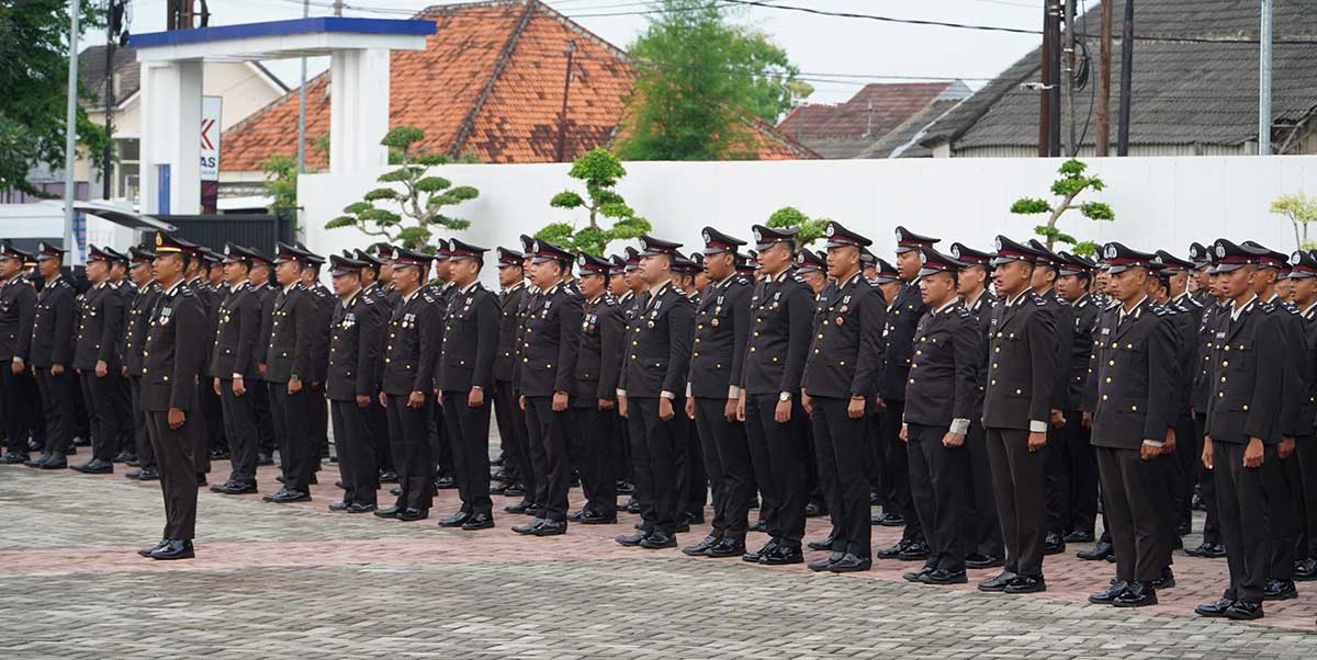 Upacara penerimaan anugerah Satyalancana di Mapolres Pamekasan.