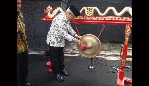 Wakil Bupati Malang H.M. Sanusi membuka launching Permainan Tradisional di Sekolah di halaman Dinas Pendidikan Kabupaten Malang. (ft: putut priyono/ BANGSAONLINE)