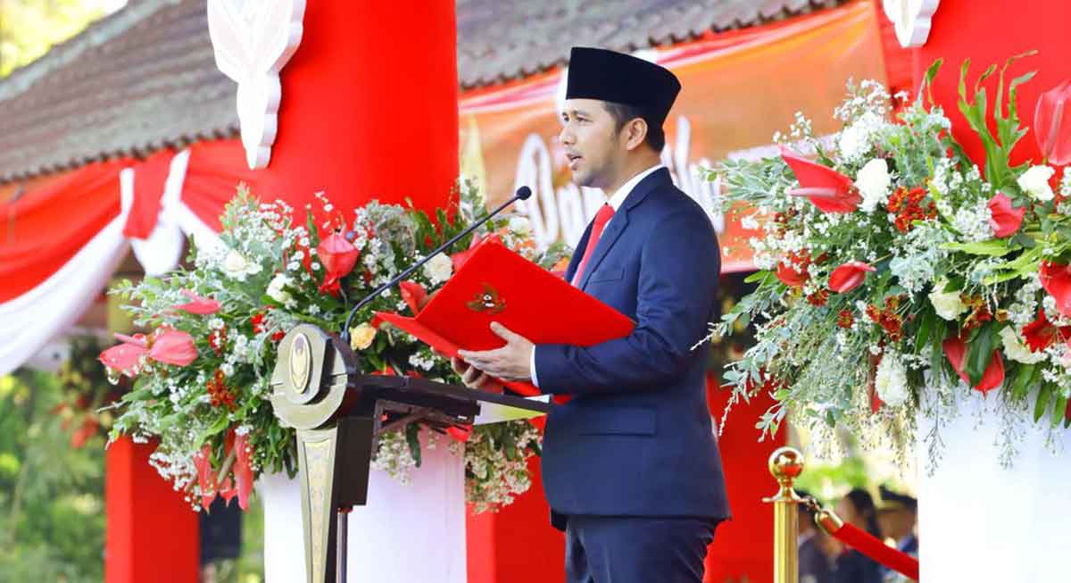 Plt Gubernur Jawa Timur, Emil Elestianto Dardak, saat menjadi Inspektur Upacara Peringatan Hari Lahir Pancasila yang digelar di Alun-alun Kota Blitar. 