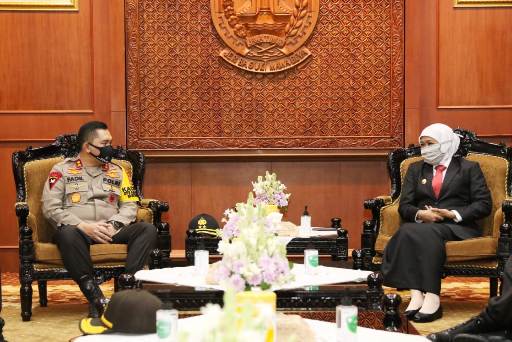 Gubernur Jawa Timur, Khofifah Indar Parawansa saat menerima silaturrahim Kapolda Jawa Timur baru Irjen Pol Dr. M. Fadil Imran, S.I.K., M.Si., di Gedung Negara Grahadi, Senin (11/5). foto: ist/ bangsaonline.com