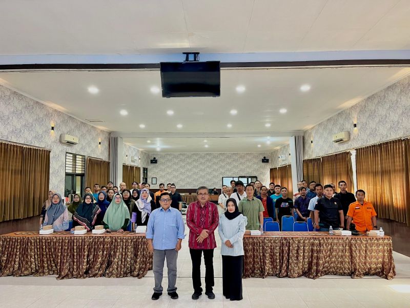 Rony Yusianto, Kepala Diskominfo Kota Kediri (tengah) bersama narasumber dan peserta rapat. 