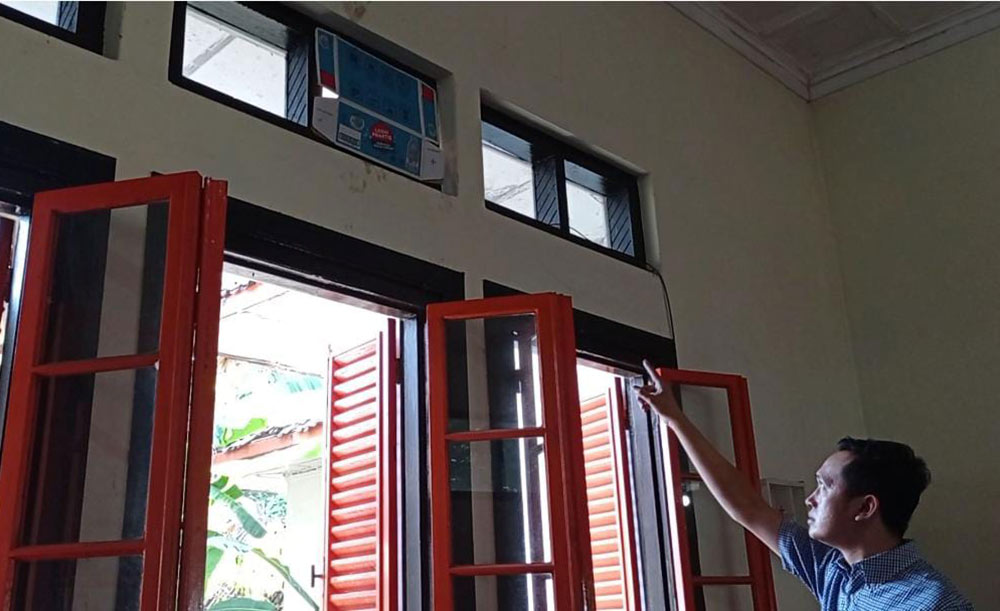 Petugas menunjukkan ventilasi yang diduga dijadikan akses masuk oleh pencuri.